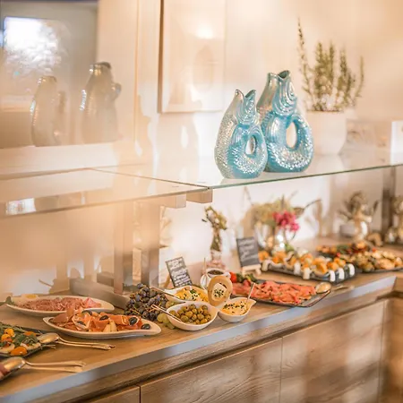Strandhotel Kaerntnerhof Szálloda 4*